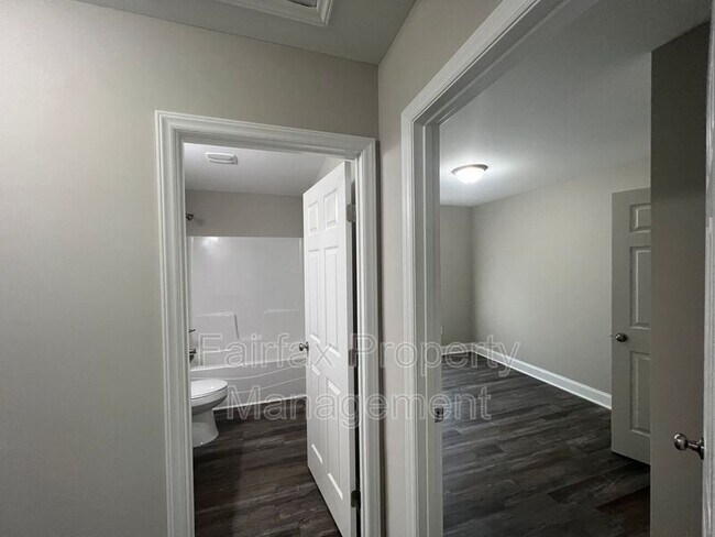 Building Photo - 2109 Hart St