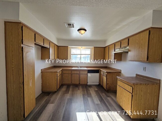 Building Photo - OPEN 3 BEDROOM/ 2 BATH CONDO