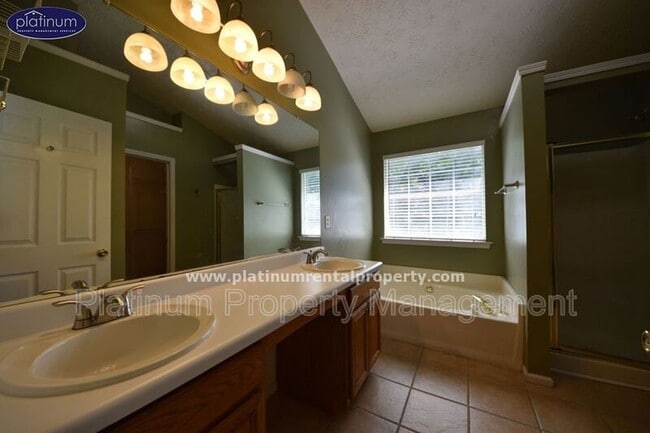 Building Photo - 1325 Holleybrooke Dr