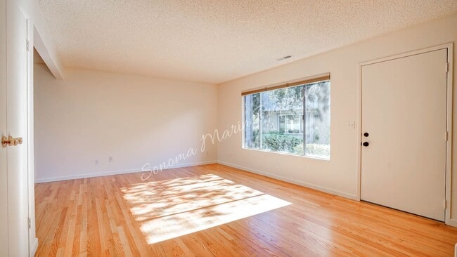 Building Photo - Lovely 3 Bedroom Townhouse ~ Water Included