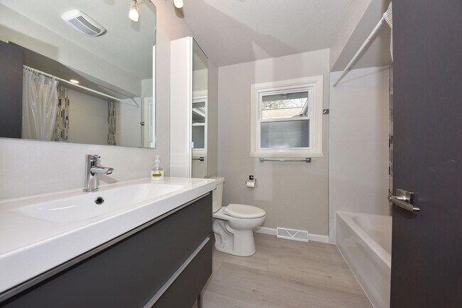 Building Photo - Furnished Mequon 4 bedroom ranch