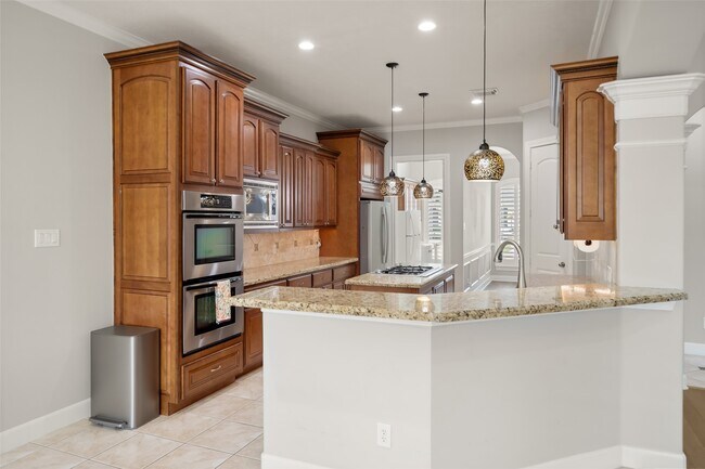 Building Photo - 390 Wedgewood Dr W