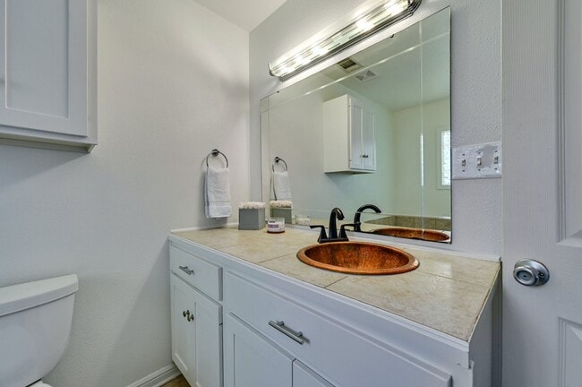 Building Photo - Unbelievable Brentwood Home + Separate Hom...