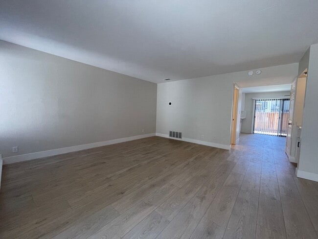 Building Photo - Beautiful Updated 3 Bedroom, 2 1/2 Bath Condo