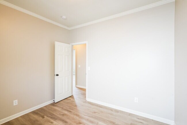 Building Photo - 6000 Mountview Dr