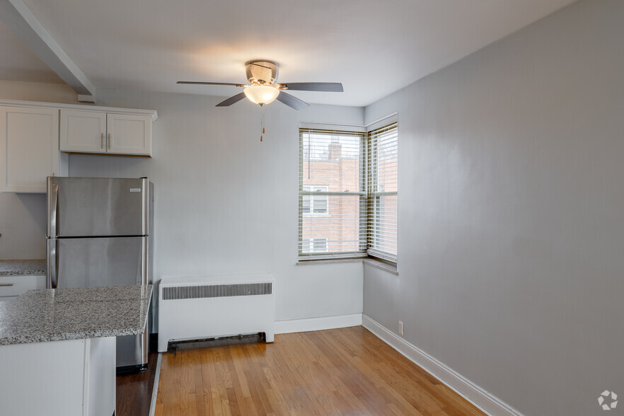 1BR, 1BA - 700SF - Dining Area. - Owen Park Apartments