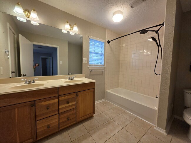 Building Photo - 419 Gleneagles Dr