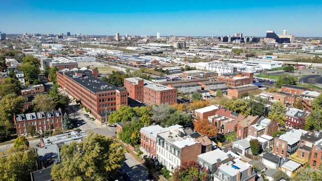 Building Photo - Charming Victorian Lafayette Square town home