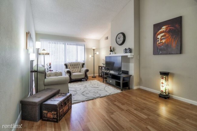 Building Photo - 37000 Meadowbrook Common