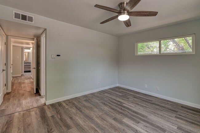 Building Photo - Beautifully Renovated 3 bedroom 2 bathroom Townhouse with A Huge Backyard!