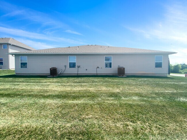 Building Photo - Beautiful Renovated Single Family Home | 3 BR/2BA Duplex| 1-Car Covered Parking |Spacious & Sunny...