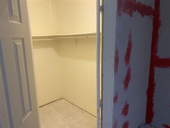 Building Photo - Cute 2/2 duplex with a garage