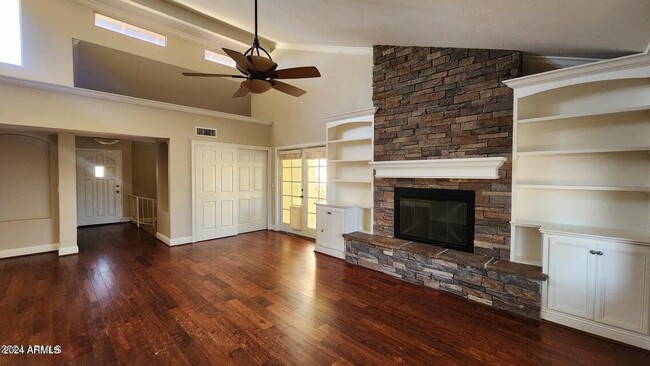 Building Photo - 211 E Tremaine Ave