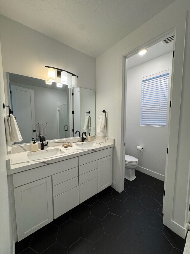 Building Photo - "Spacious 4-Bed Townhouse with Scenic Views & Rooftop Patio in American Fork!"