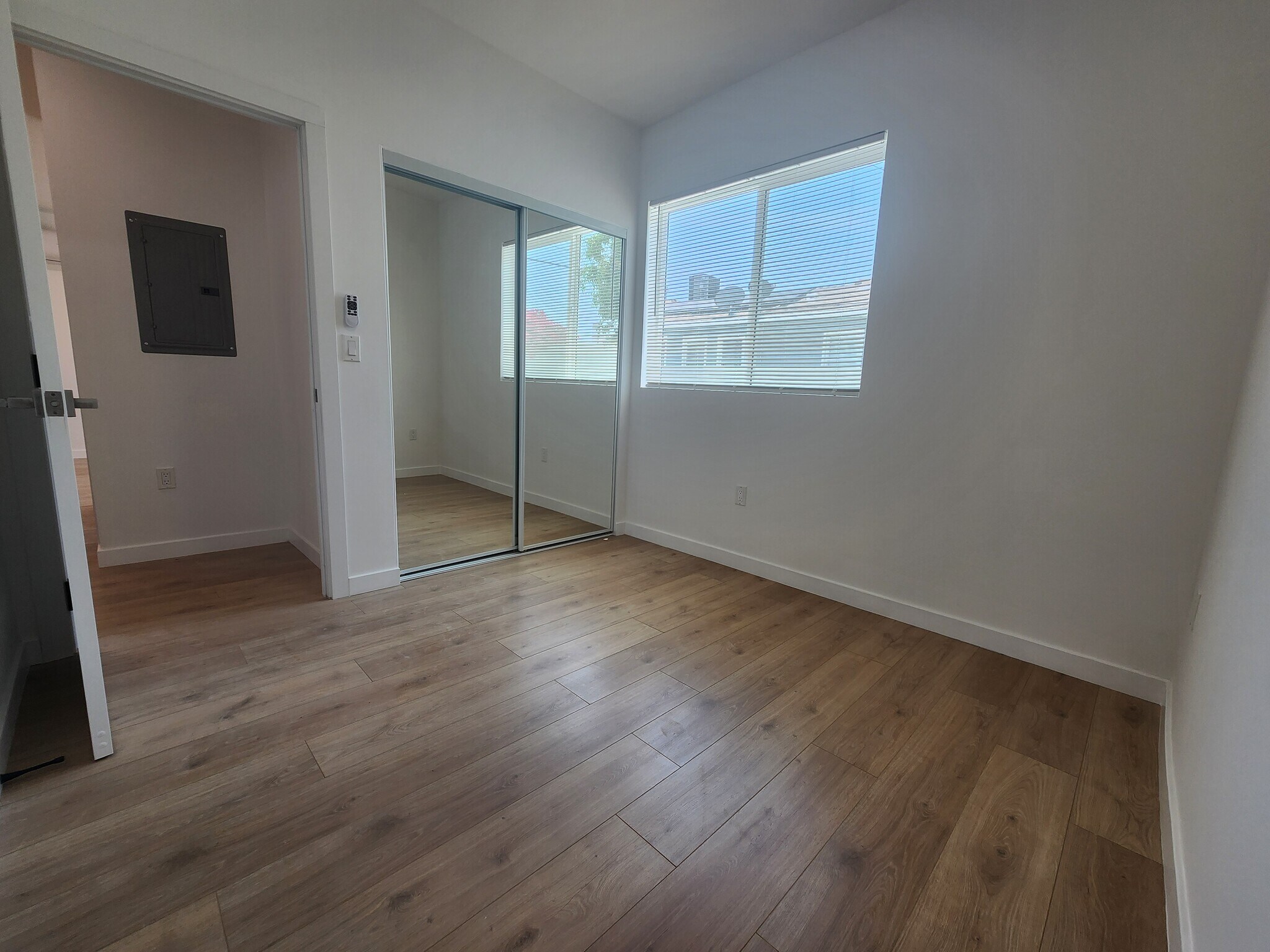 Building Photo - 10940 Oxnard St