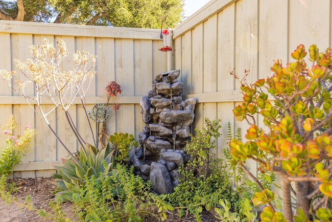 Building Photo - Cozy 2 Bedroom Cottage with Lush Gardens
