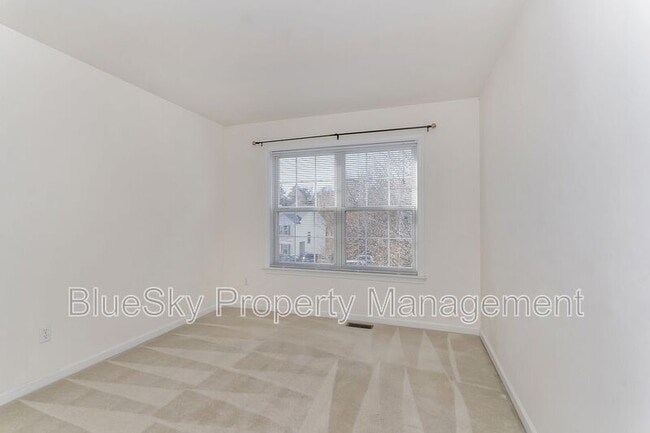 Building Photo - 221 Buttercup Ln