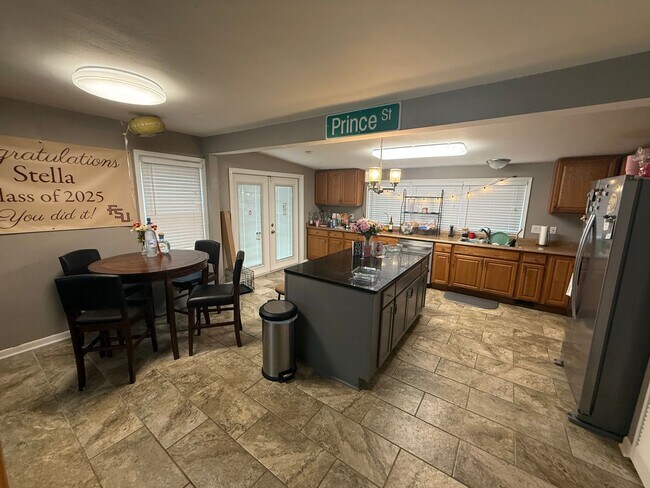 Building Photo - 3/2 Single Family Home Close to FSU!