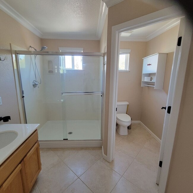 Building Photo - Big Beautifully updated 4-bedroom 2.5 bath...