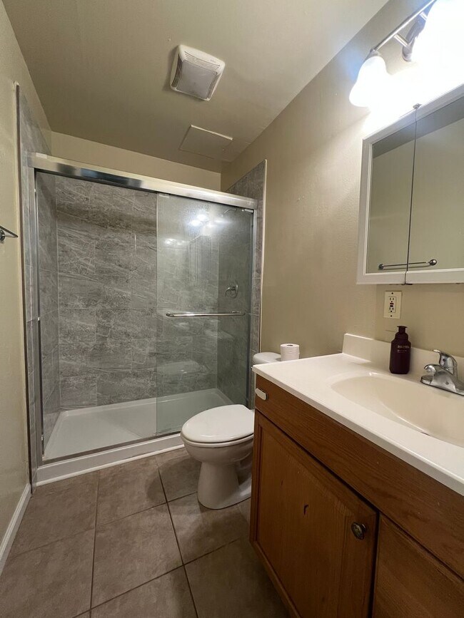 Building Photo - 1137 Oakmont Dr
