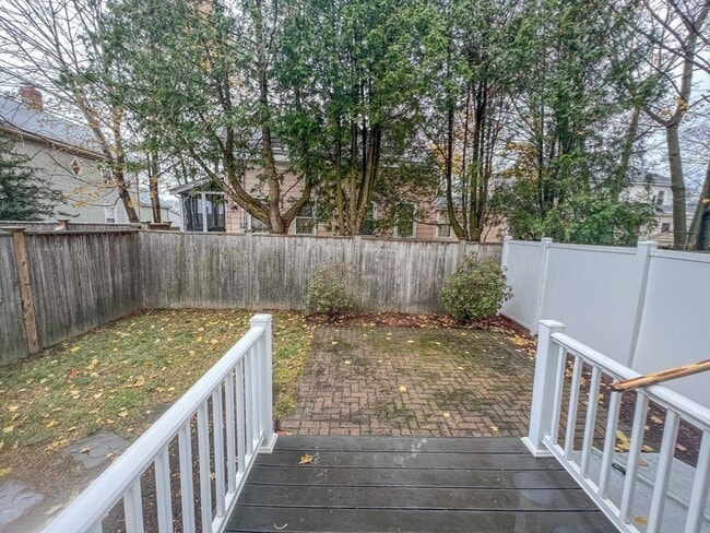 Building Photo - 20 Russell St