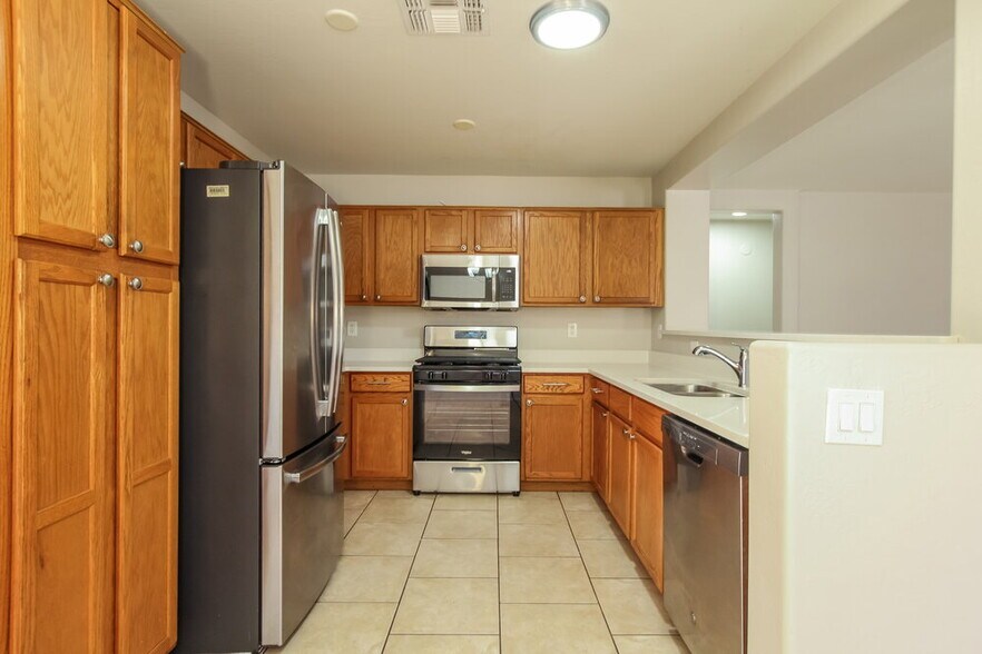 Building Photo - 12622 W Bloomfield Rd