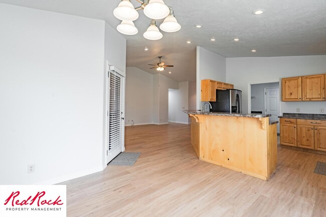 Building Photo - 4 Bedroom in Amber Estates - Newer LVP Flooring throughout home!