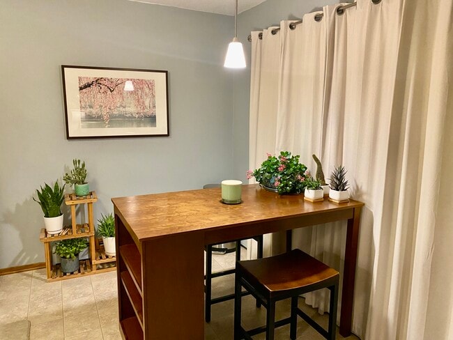 Building Photo - 2011 Viking Dr NW