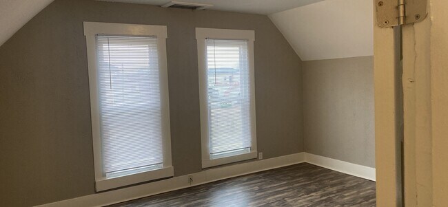 Building Photo - 107 N Second 4BR/2BA (Trenton)