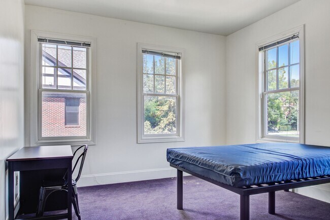 Building Photo - Victors Place