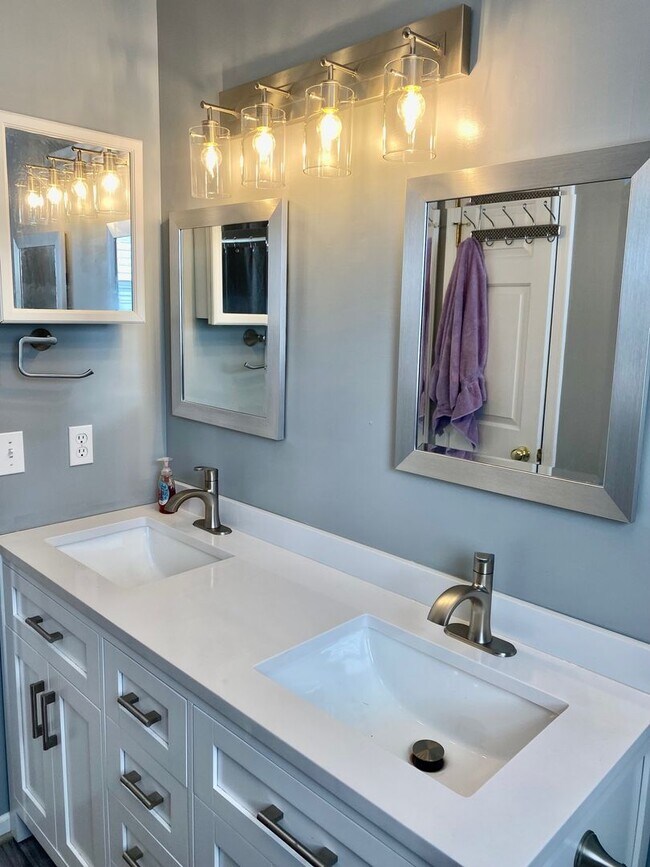 Building Photo - West AVL - Spacious Home in Scenic Bluff S...