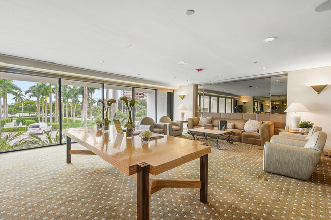 Building Photo - 529 S Flagler Dr