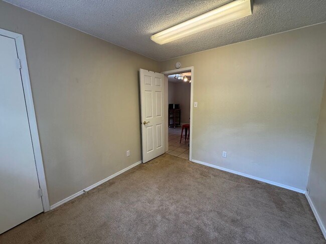 Building Photo - ***$500 off 1st Months Rent!***Well Kept H...