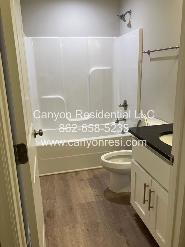 Building Photo - Great 3 BR 2 BA in great location won't last long!