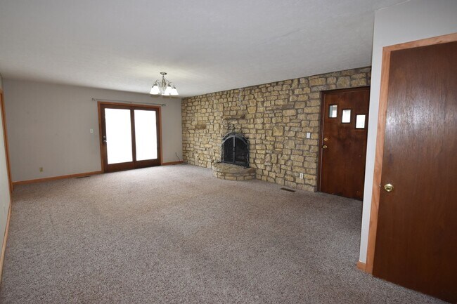 Building Photo - 3 Bedroom 2 Full Bath Home in Greenfield, Fenced Yard