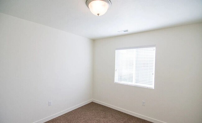 Building Photo - 795 E 500 S