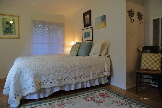 Building Photo - One Level House one mile from town close to hiking trails