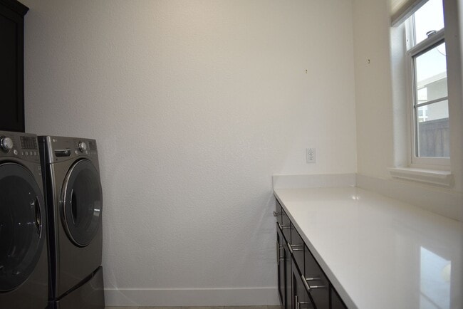 Building Photo - 6000 Danwood Dr