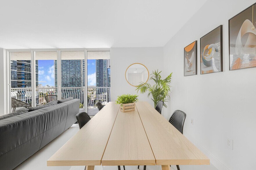 Building Photo - 1200 Brickell Bay Dr