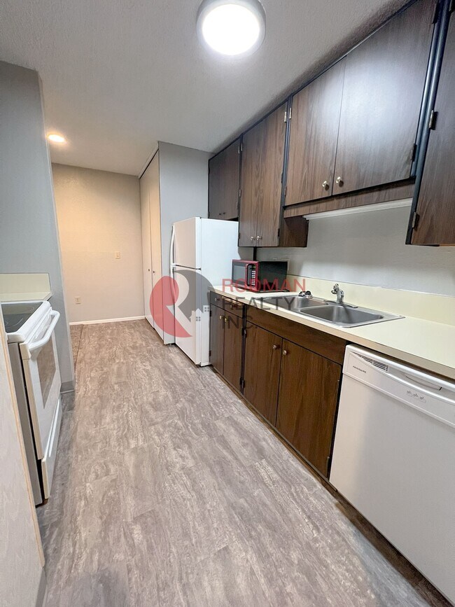 Building Photo - Evergreen Terrace South