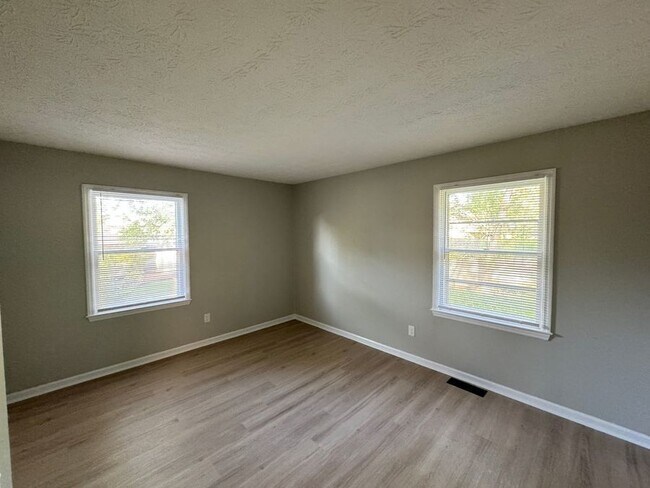 Building Photo - 105 Aster Pl