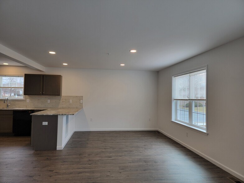 Building Photo - 173 Robert Cir