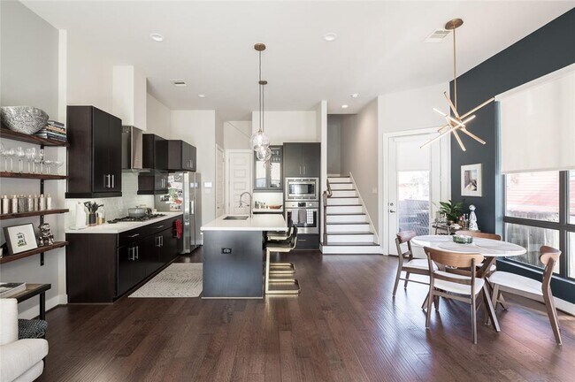 Primary Photo - 1421 W 24th St