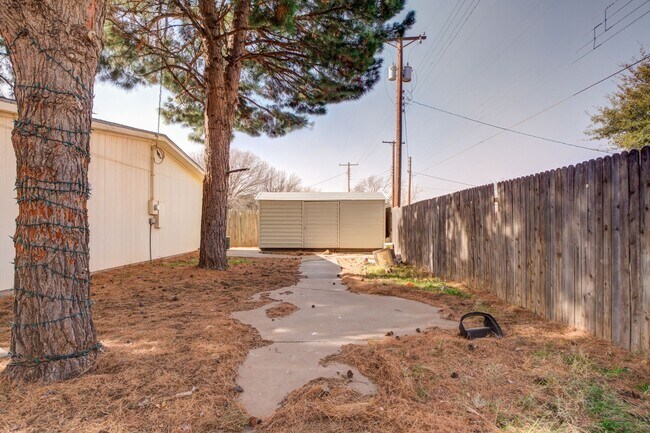 Building Photo - Rare find 5-bedroom 4-bathroom home near T...