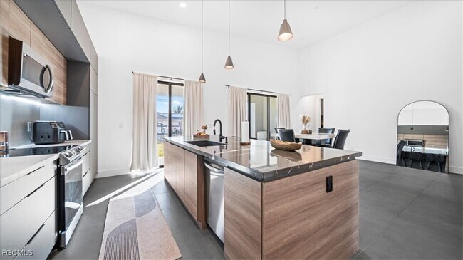 Building Photo - 1017 NE 4th Pl