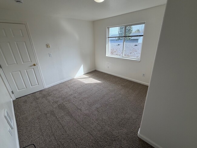 Building Photo - 4338 Ward Pl NE