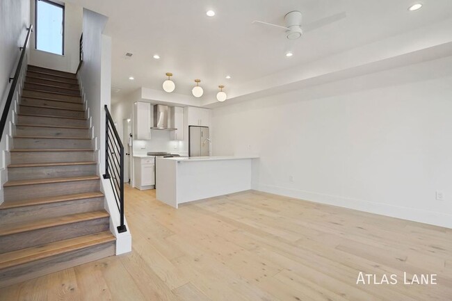 Building Photo - Professionally Managed// 3 bedroom 3 bathr...