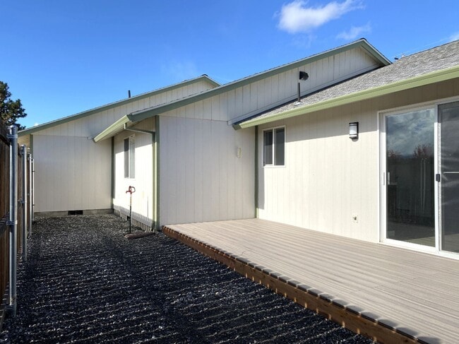 Building Photo - Updated 3 Bedroom in Dallesport