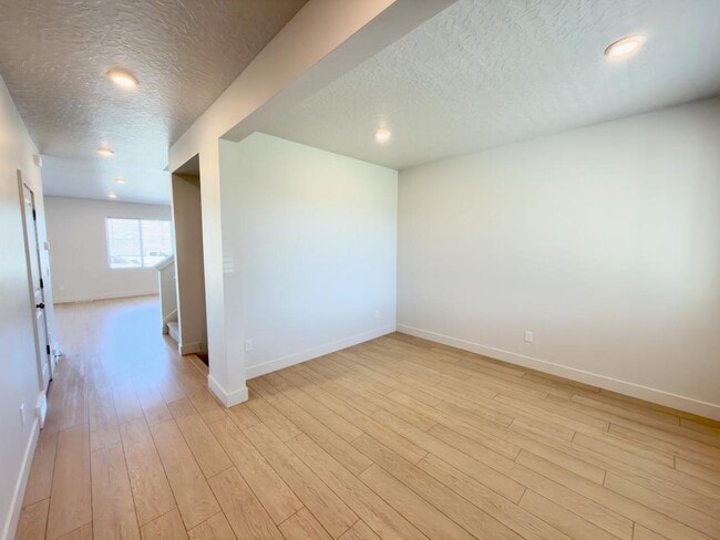 Building Photo - 414 W Snowberry Dr