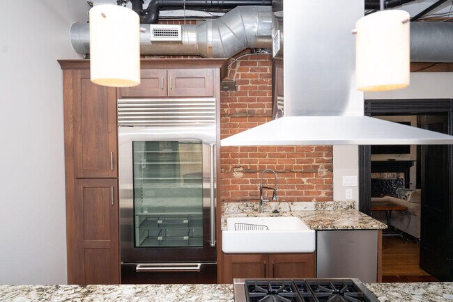 Building Photo - 275 S Limestone